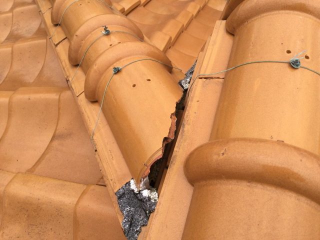 明石市で経年劣化した棟の漆喰